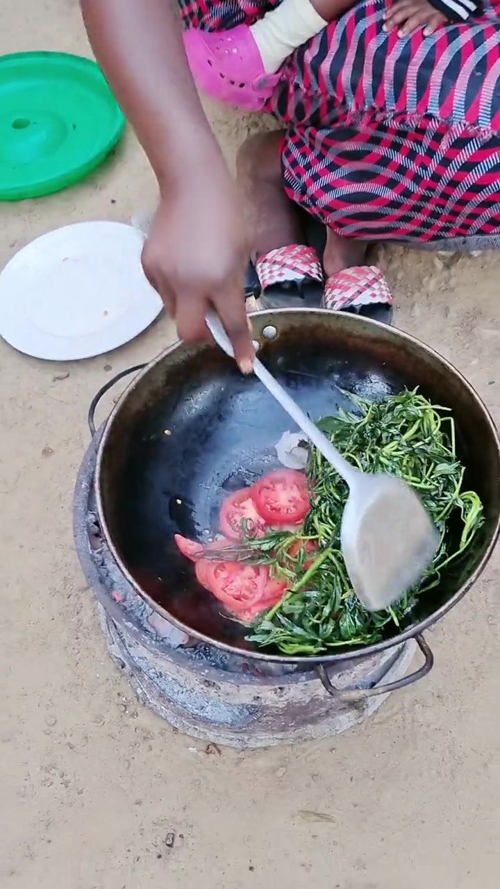 非洲女人用西红柿炒青菜,弄上这么一锅东西,我是真的服了!