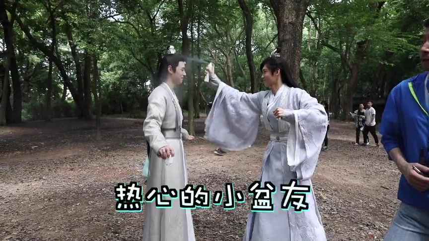 #双世宠妃3#不当主播可惜了!夏季蚊虫多,墨连城@邢昭林 安利驱蚊喷雾,拍摄现场产品口播+