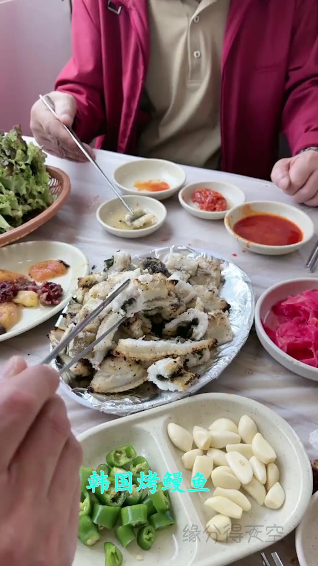 韩国人的最爱之一:烤鳗鱼搭配辣白菜,不知道什么味道?