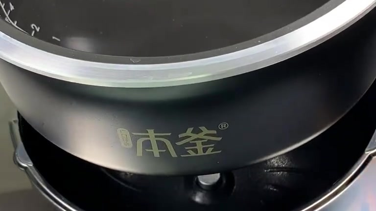 电饭煲就可以做的懒人版土豆腊肠焖饭 ????用料: 土豆、香肠、青豆、胡萝卜、生抽、老抽、蚝油、