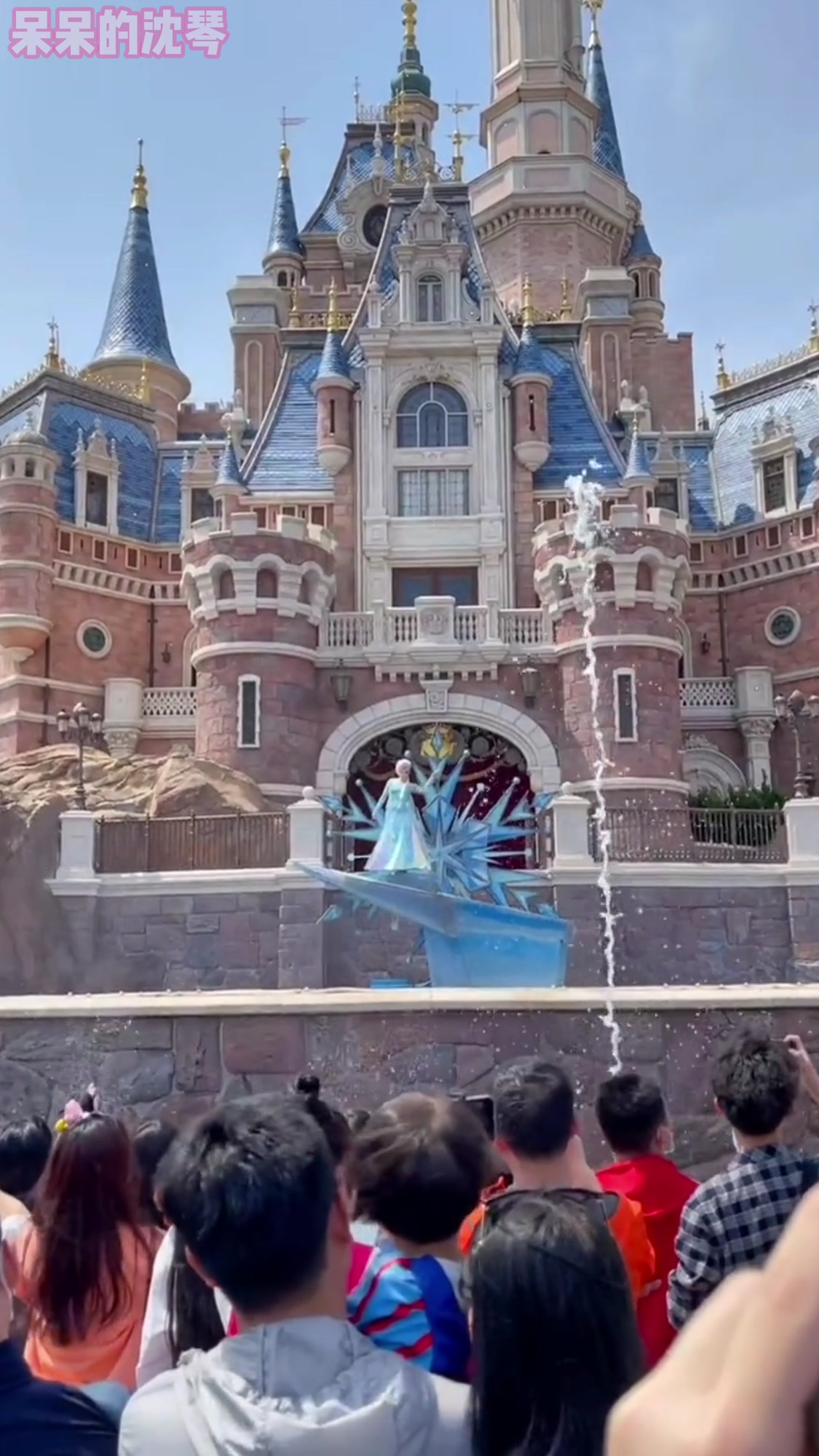 请你看一场免费迪士尼公主表演,艾莎公主演唱的歌曲真好听呢!