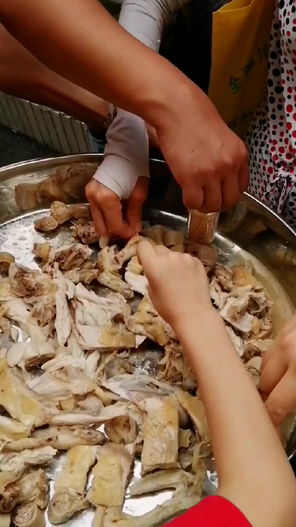 吃竹盐鸡!创始人朱世才拿一大盘鸡请市民吃 #嗨fun同城# 吃竹盐鸡罗!南宁岭头凰竹盐鸡万
