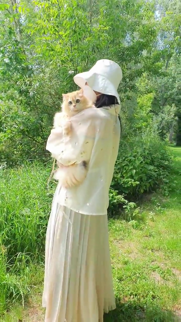 在德国穿汉服带着猫狗 我就是最靓的崽 从三月底hm抵制新疆棉开始,我们就不再在任何BCI旗