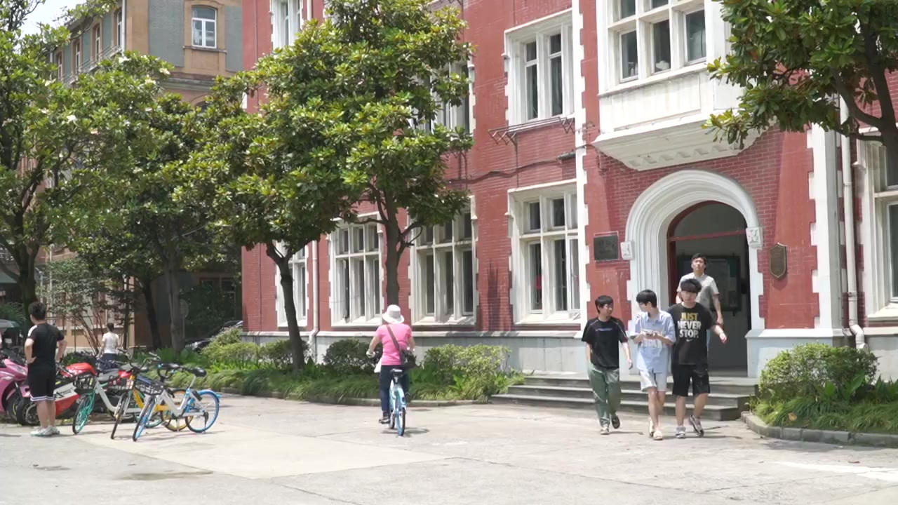 【#全国60所高校启用无人车送快递#,充一次电能跑一整天】618购物节临近尾声,全国各大高