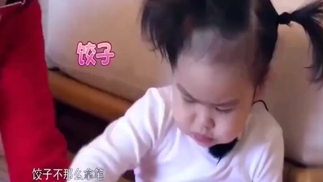 被奶奶拿捏的包饺子无助又可爱,好羡慕包贝尔有这么惹人喜欢的女儿!