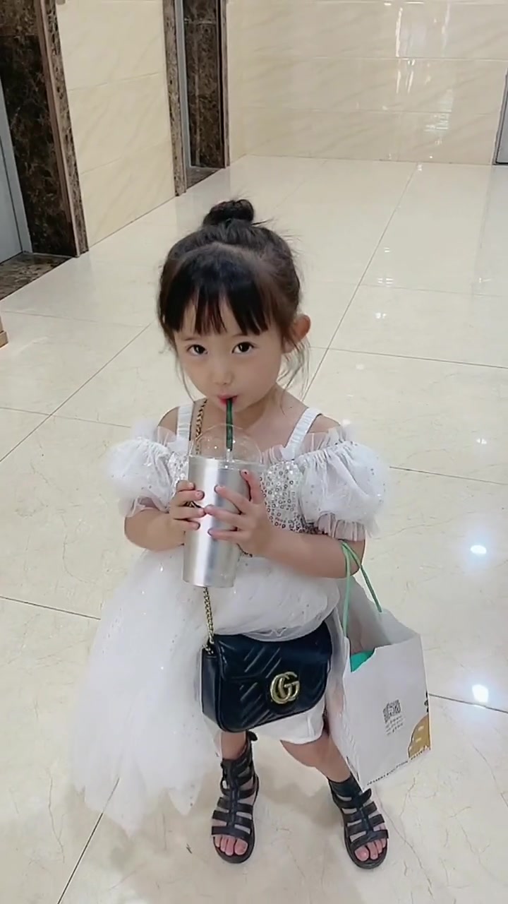 小姑娘喝奶茶,瞧她的表情好可爱呀,萌萌哒