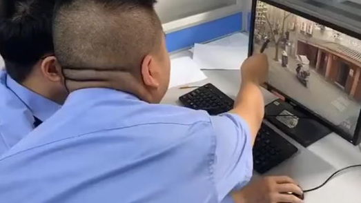 【老人捡到40万元现金后交到派出所:不是自己的不要,财富要靠双手赚】6月15日,重庆一菜市