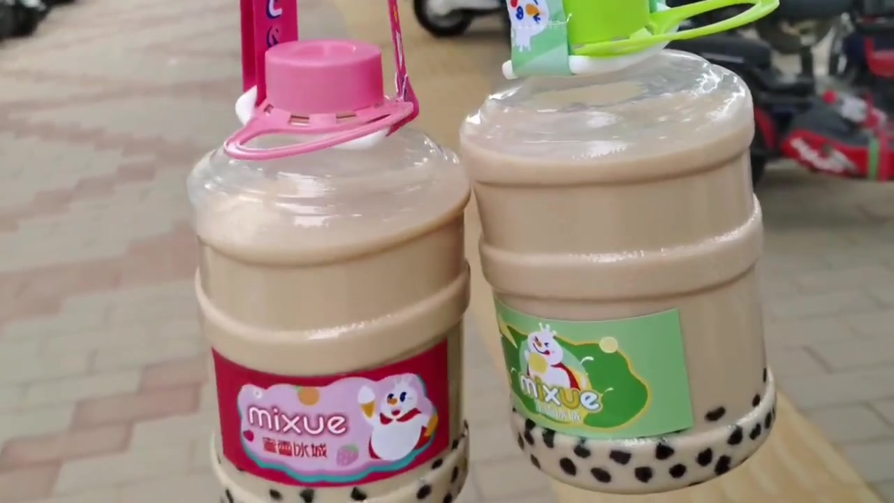 蜜雪冰城奶茶桶!满脑子蜜雪冰城主题曲 俺也拥有蜜雪冰城奶茶桶了