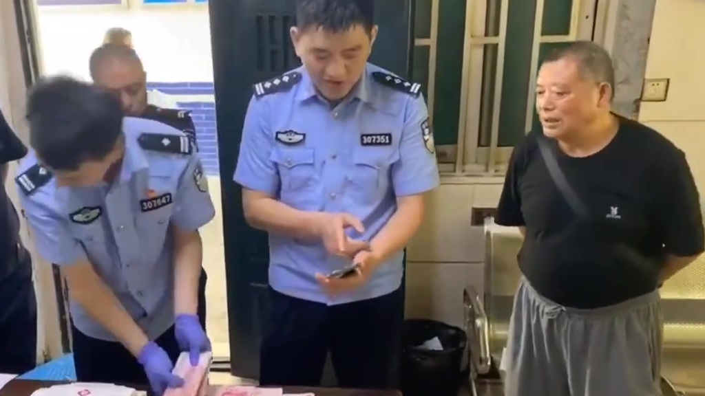 【菜市场保安捡40万现金交到派出所:相当于200个月工资,但从未想过留下】重庆一保安大叔早