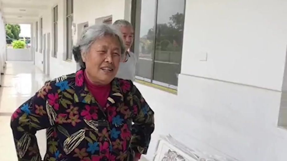 【农民奶奶患癌坚持画画梦想开画展,老伴静静陪伴:想画就画】湖北安陆。67岁杨奶奶从十多岁开