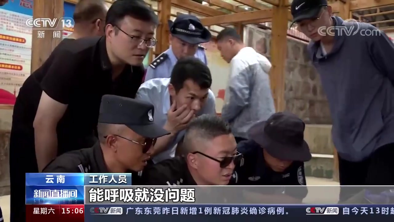 【小象实力演绎为啥小孩不要进深水区】今天中午,象群中一头小象掉入河中。无人机监测到的画面显