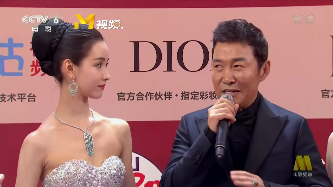 上海电影节闭幕红毯#上海电影节#闭幕式红毯,《热汤》剧组导演章明,主演陈都灵、李梦、赵燕国