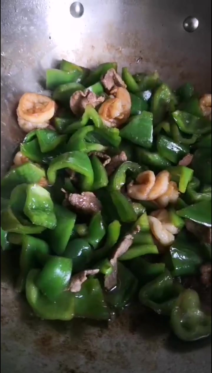 虾仁干豆腐。辣椒炒肉。