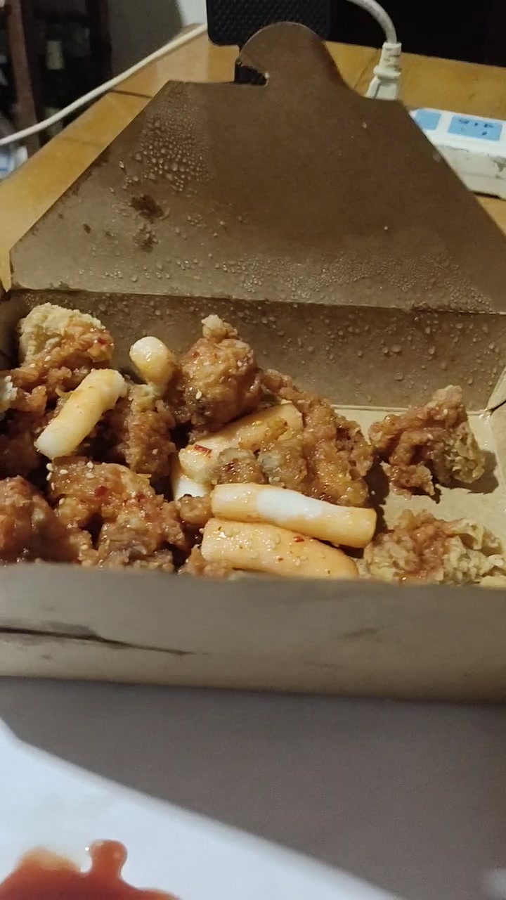 夜宵:韩国炸鸡年糕+薯条,老实说这薯条做的不咋滴,炸鸡还可以