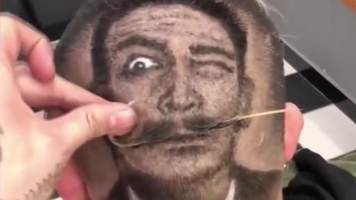 【被理发耽误的画家?理发师顾客头上作画[偷笑]】近日,一位理发师在顾客头上修剃出各种栩栩如