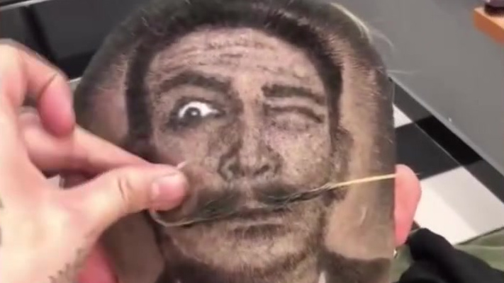 【被理发耽误的画家?理发师顾客头上作画[偷笑]】近日,一位理发师在顾客头上修剃出各种栩栩如