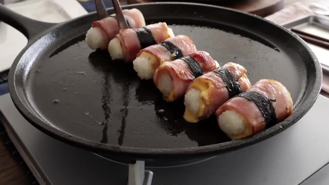 【培根肉卷饭团】4分钟教你用鸡蛋、芝士、紫菜、培根做出好吃的培根肉卷饭团!感兴趣的童鞋马住