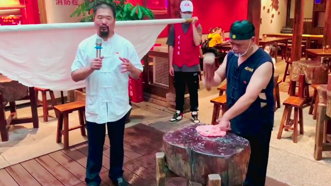 民以食为天,食以味为先。“三坊七巷”一路参观考察下来,途径一家名为“同利肉燕老铺”的百年老