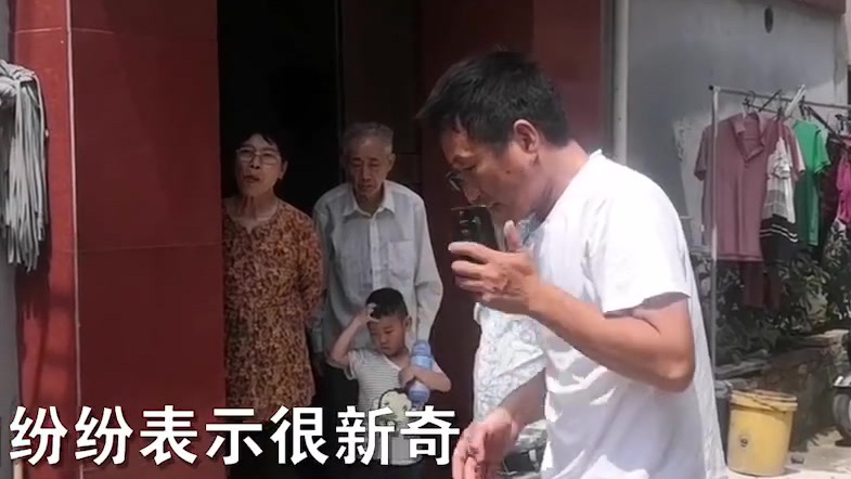 【扬州一居民家出现一条白蛇:从来没见过,白娘子啊】6月19日,江苏扬州,一户居民家里发现一