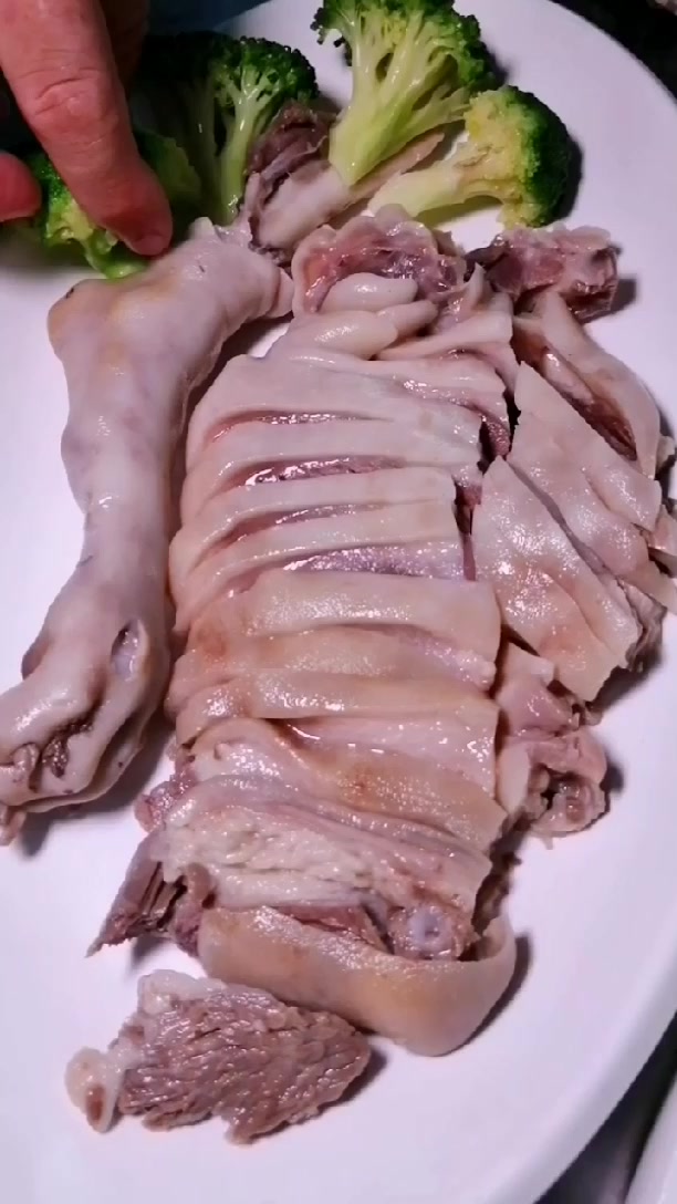 白切狗肉具有肉味鲜嫩、营养丰富等特点 #视不可挡# 南宁易厨兴餐饮公司黄大师正在切的是白切