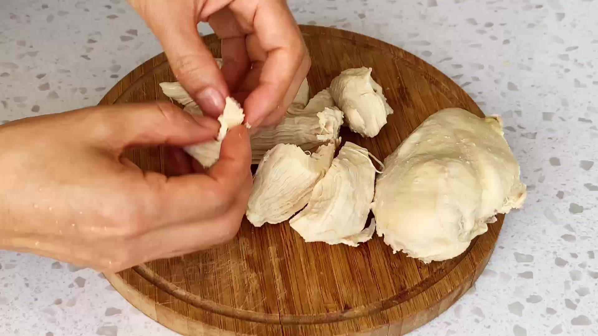 辣拌手撕鸡,低脂低卡这样的减脂餐白吃不腻 鸡胸肉是减脂餐里的主角,跟我这样做简单几步轻松搞