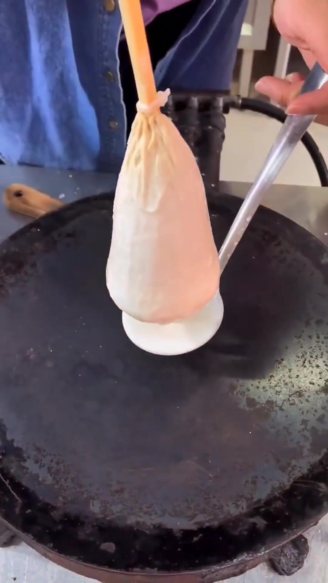 民间传统美食摊煎饼,做法非常的简单,就问你们学会了吗?