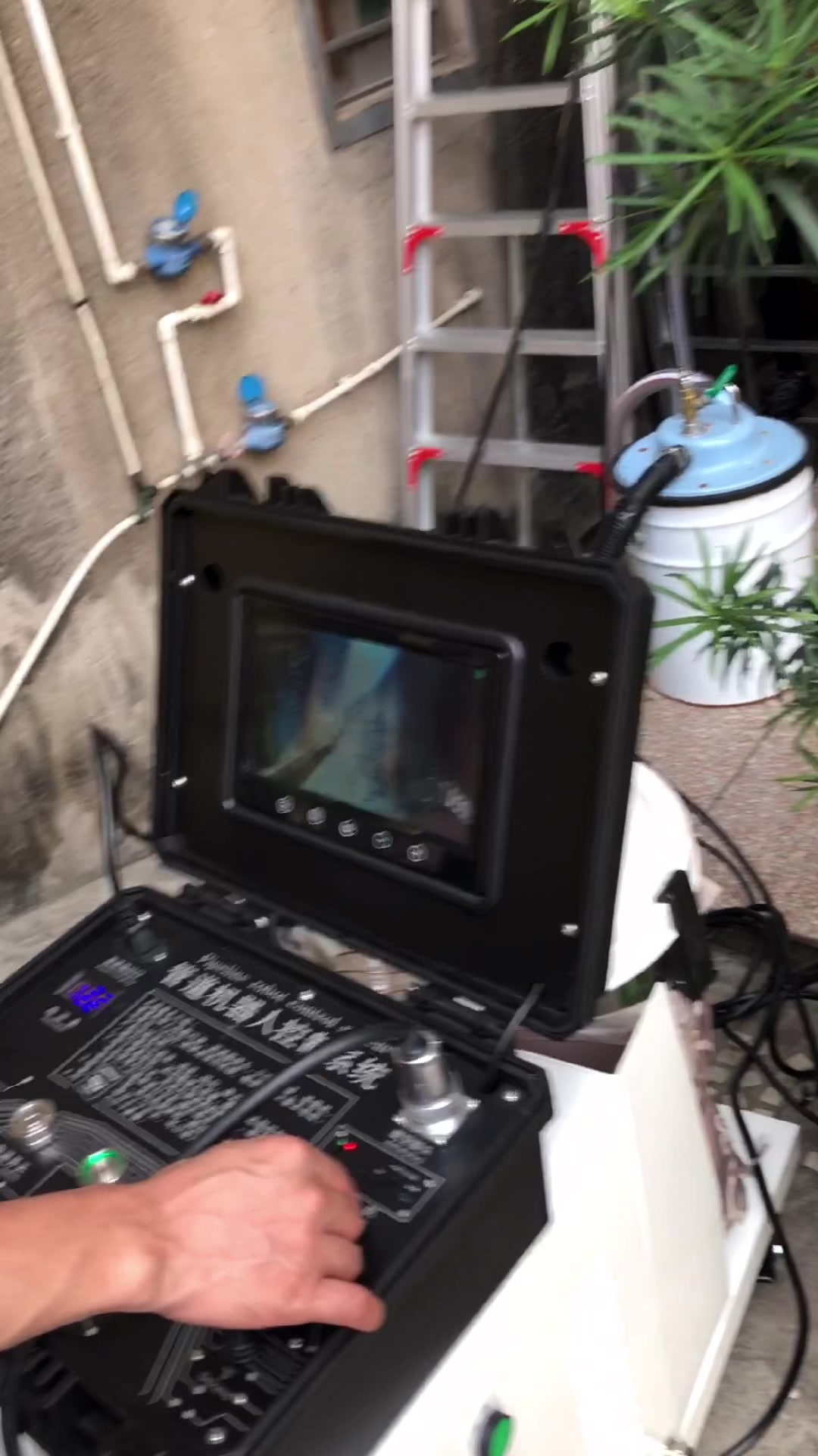 2021款油烟管道清洗机器人清洗现场