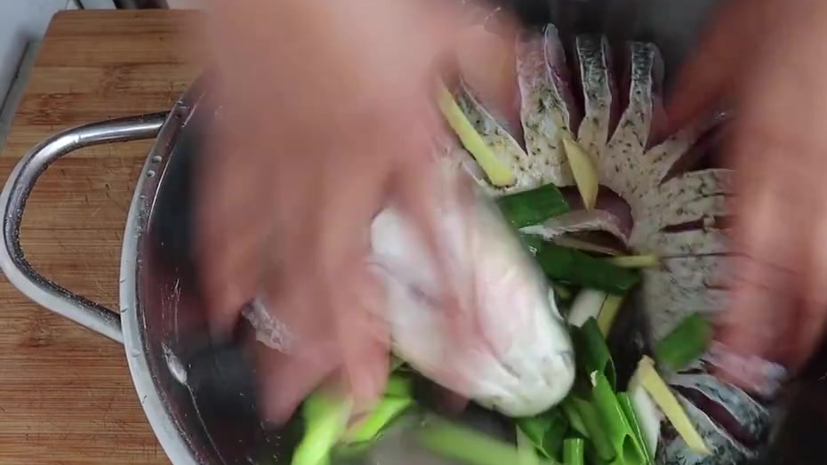 #天天美食#剁椒鱼的正宗做法,教你这样做,鱼肉鲜嫩好吃无腥味,方法超简单