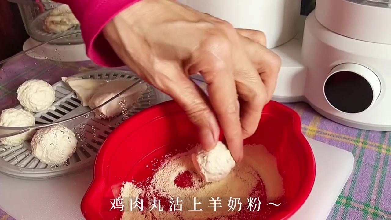 ????用鸡胸肉做美味猫饭～ ????自从鸡崽做完手术后,营养一直跟不上,该吃的也吃了,营养品也喂了,
