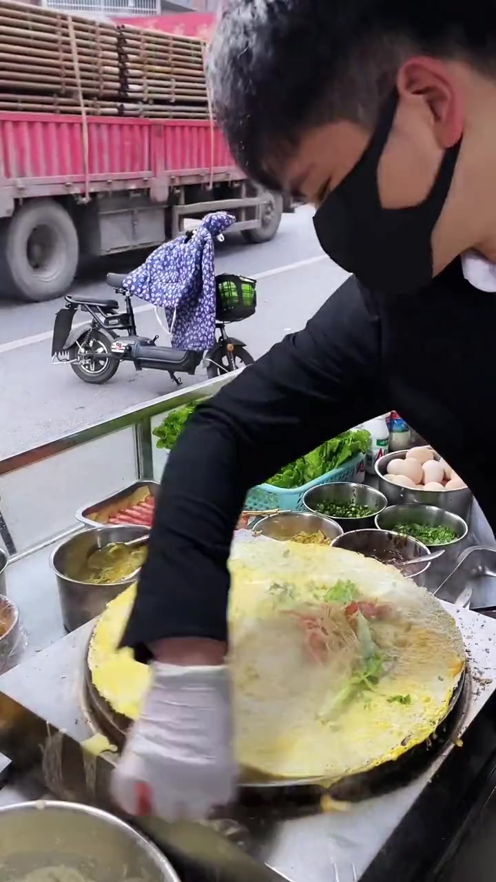 见识下山东杂粮煎饼,眼前这一幕,纯手工制作看着就香