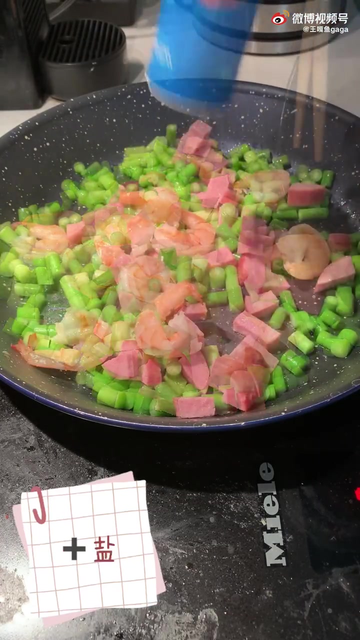 一份简简单单的虾仁蛋炒饭,既美味又满足了一天所需要的各种营养需求,制作简单,方便美味就是最