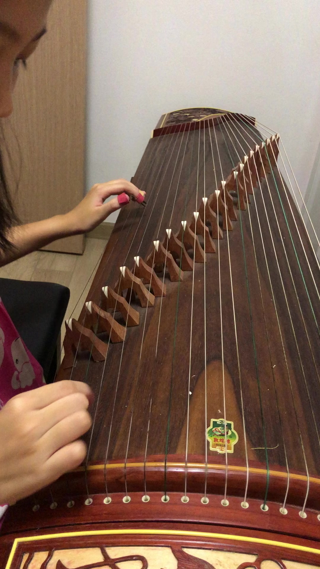 小姐姐对着曲谱练习《摇指》第一段,小白菜