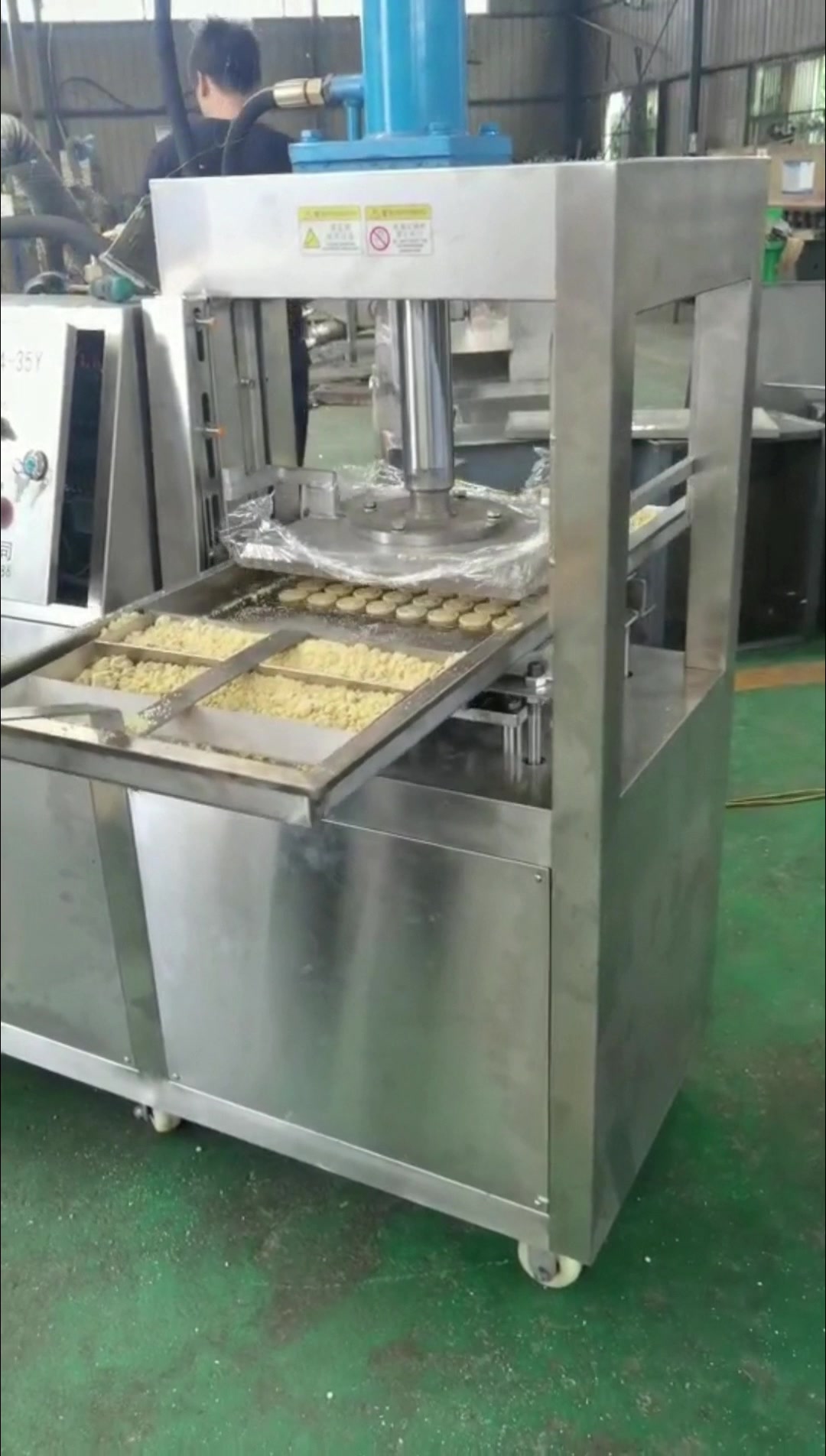 小型绿豆糕机 米糕机 米饼机视频
