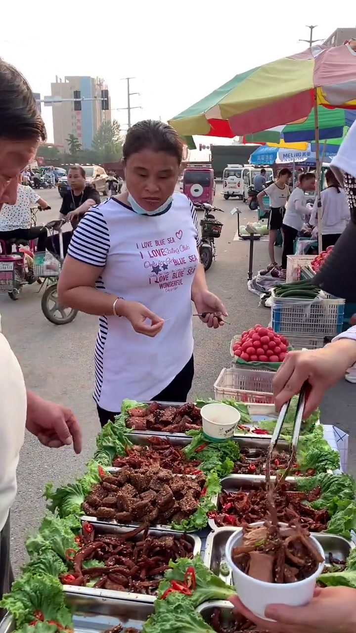 美女街头摆摊卖手撕素肉,老人小孩都爱吃,一个月挣2W不香么