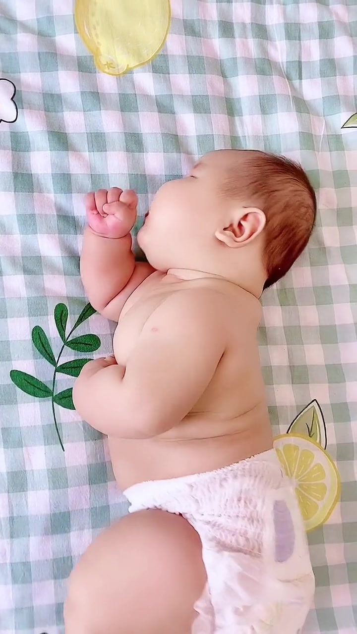 让你练翻身你躲在那啃手,3月份牛宝已经成功翻身,你严重拖了后腿