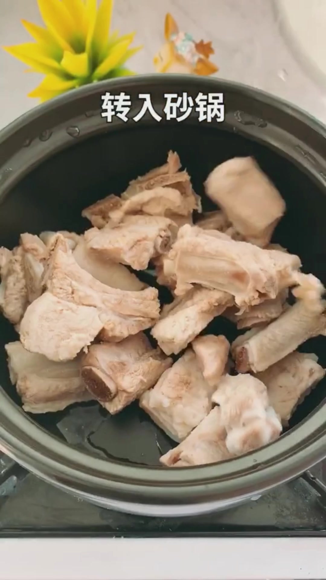 玉米莲藕排骨汤这样做,浓郁醇厚,清甜好喝又营养,全家都喜欢喝