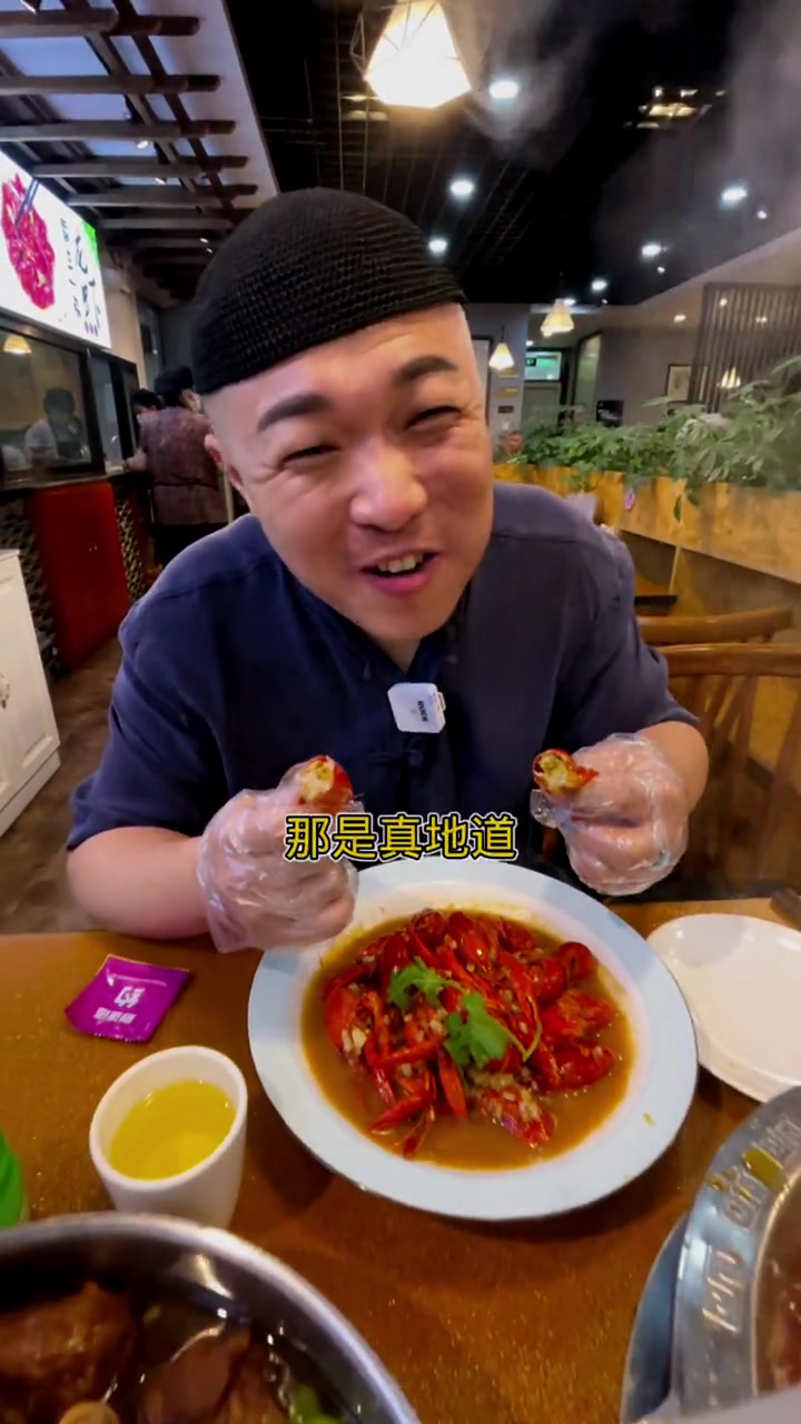 老北京大哥出门吃饭,摆了这么一桌菜,味道说不好都是假的!