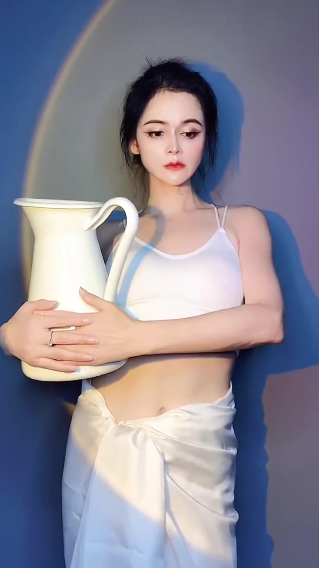 不就是抱个坛子嘛,这个女人就一世闻名!我来抱个试试!