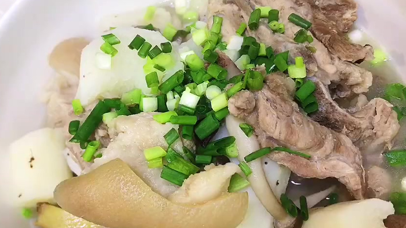 排骨炖猪蹄+油酥巴沙鱼,一家人的快乐美食