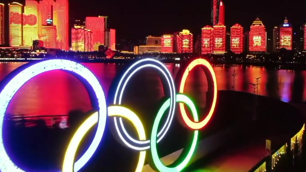 【美!全国多地上演璀璨灯光秀】夜幕降临,华灯初上,全国多地上演了建党百年主题灯光秀。戳↓↓