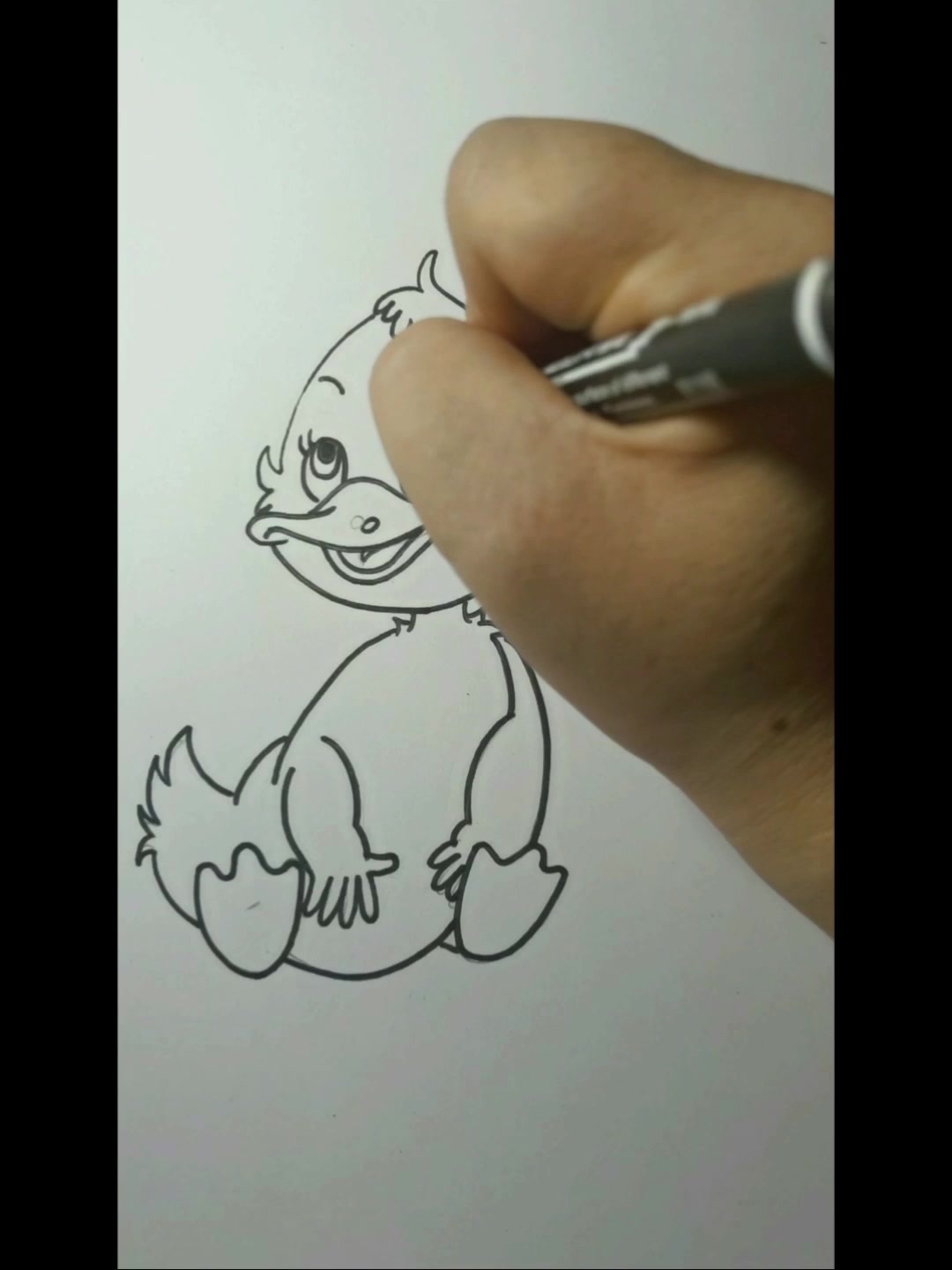 教你画可爱的小鸭子,其实很简单,快点和我一起画吧。