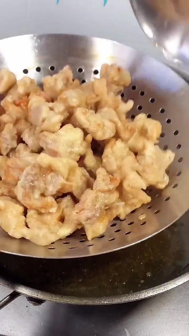 烧烤味的鸡米花,油炸视频有独特的魅力。