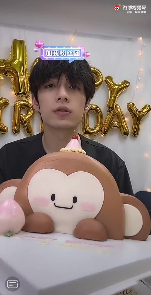 张颜齐过个生日跟表演了一个喜剧节目一样哈哈哈哈哈哈这生日蛋糕是谁准备的啊只能看不能吃哈哈哈