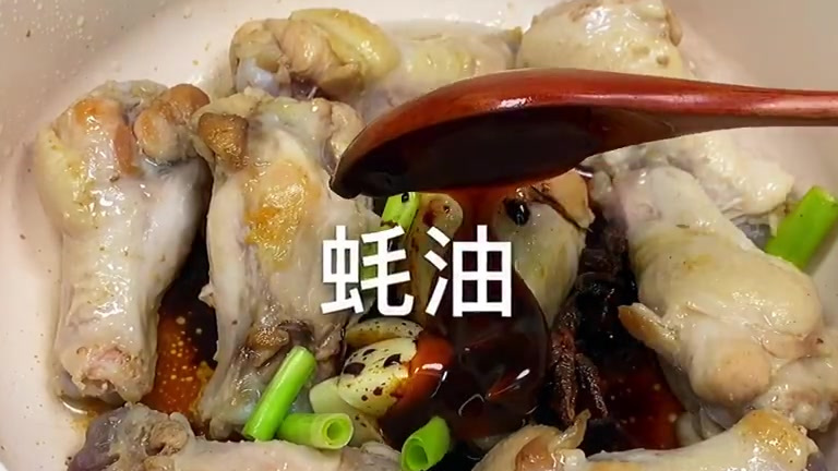 简单的红烧鸡腿做法 食材: 鸡翅根8个、蒜2瓣、八角2个 做法: 1⃣️鸡翅根冷水下锅,加