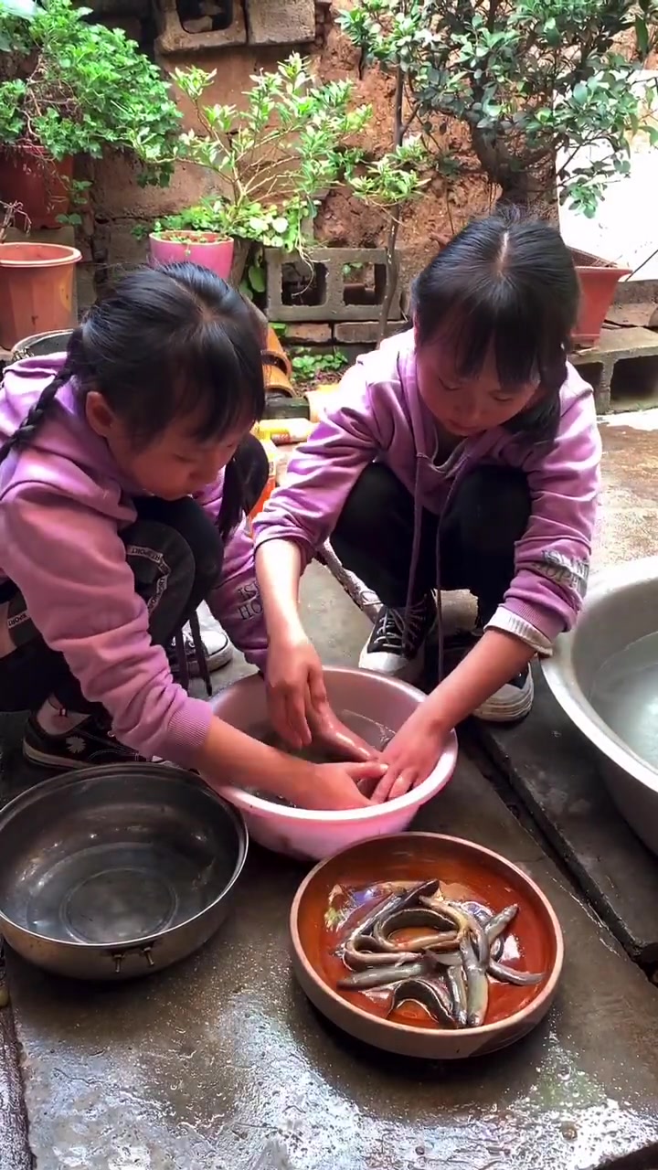 这就是江西穷人家的饭菜,眼前的这幕,网友:穷人孩子早当家!