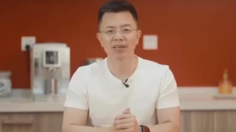 【食用死亡2小时以上小龙虾容易中毒】据江苏新闻消息:又到小龙虾最肥美的季节,几条吃虾小贴士