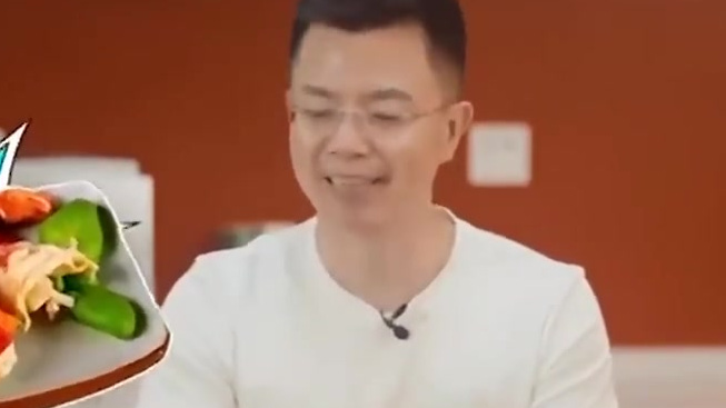 【食用死亡超2小时小龙虾易中毒】又到小龙虾最肥美的季节,几条吃虾小贴士送给你:①虾头除了有
