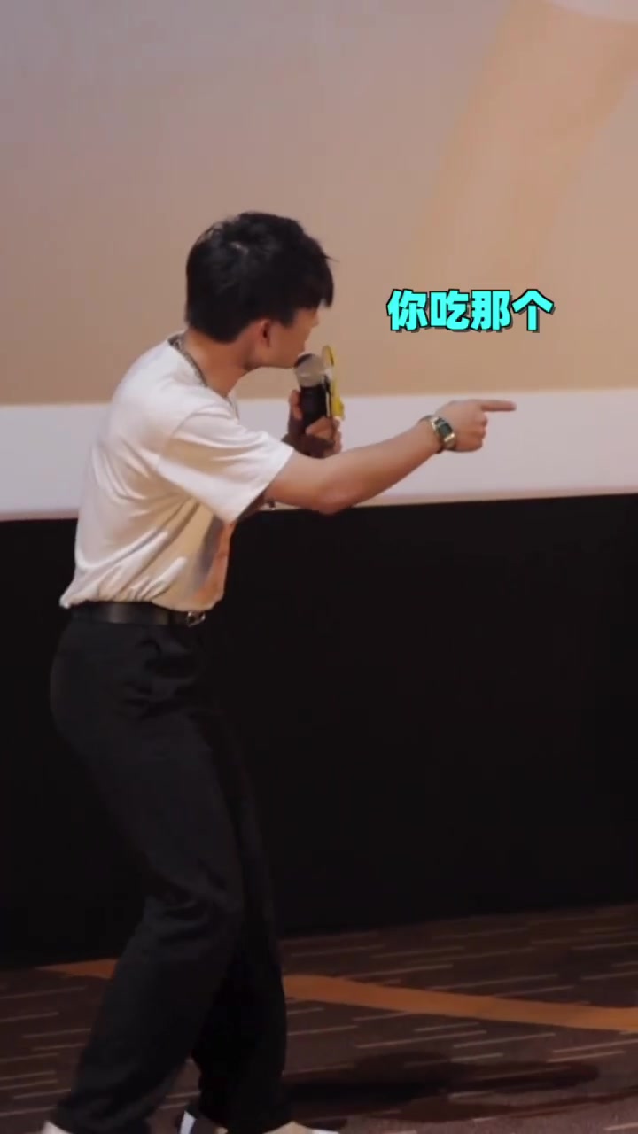 #电影二哥来了怎么办#路演现场,蔡小豆和蓝多多合体啦,两人还原《星际精灵蓝多多》中的名场面