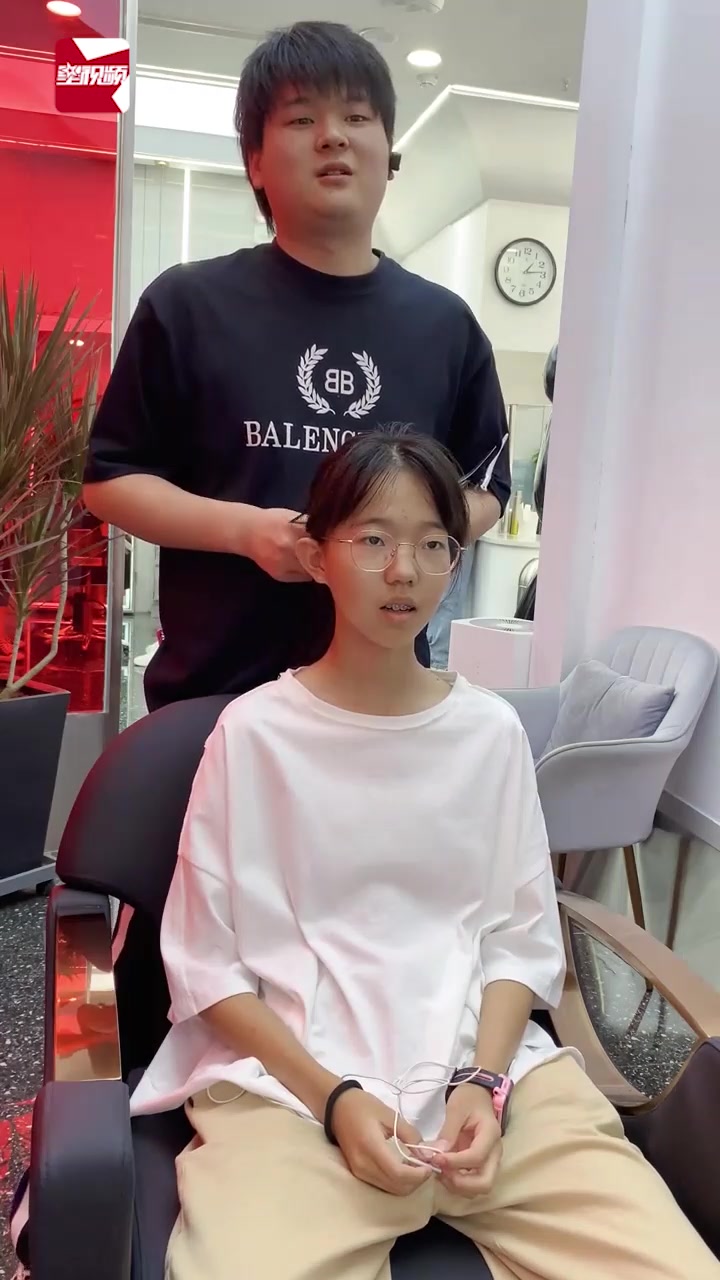 初中女孩想剪男孩发型,发型师剪完绝美惊艳,网友:是这个感觉