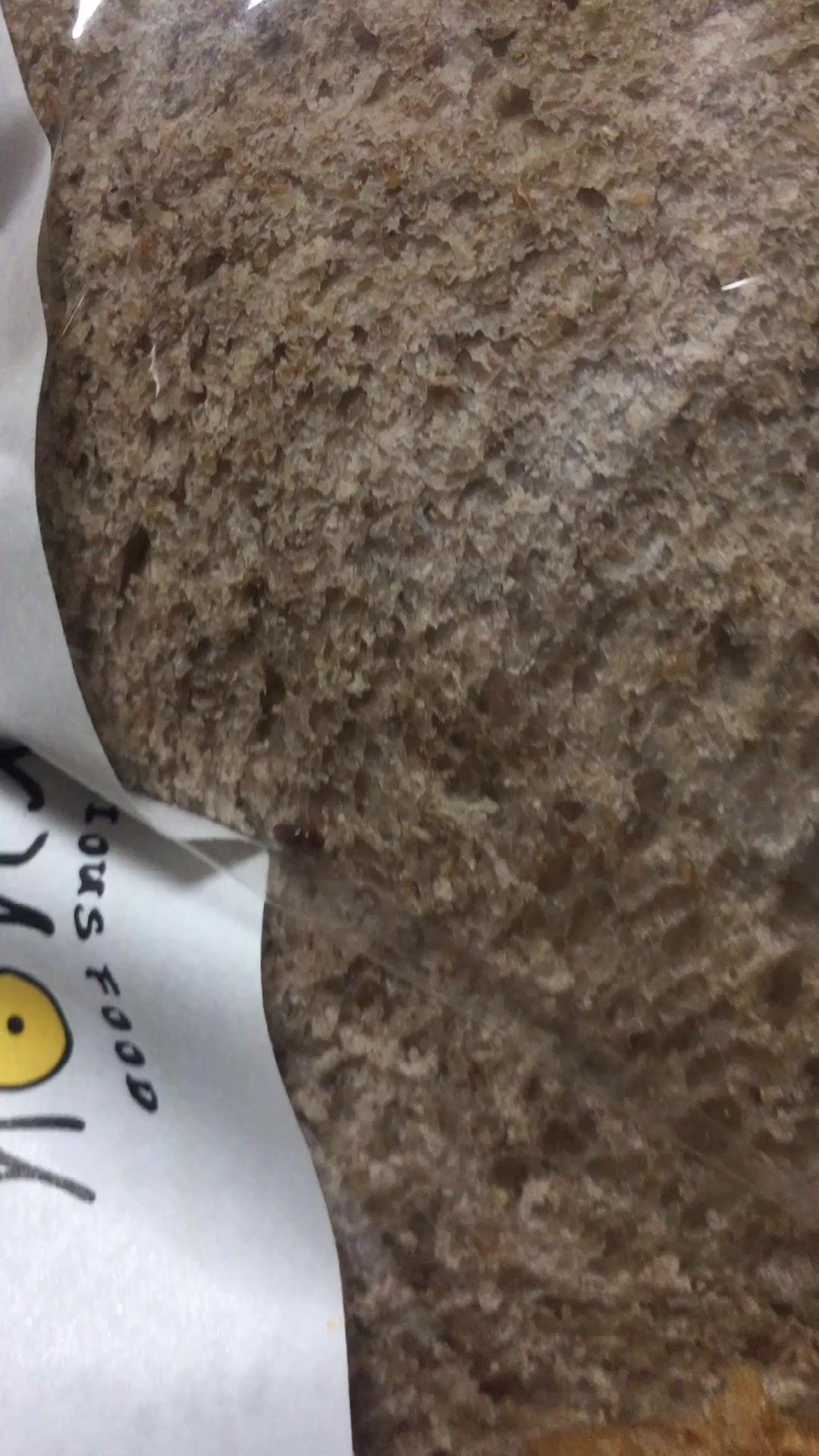 刚买的面包就吃出一只虫子,我该怎么办?